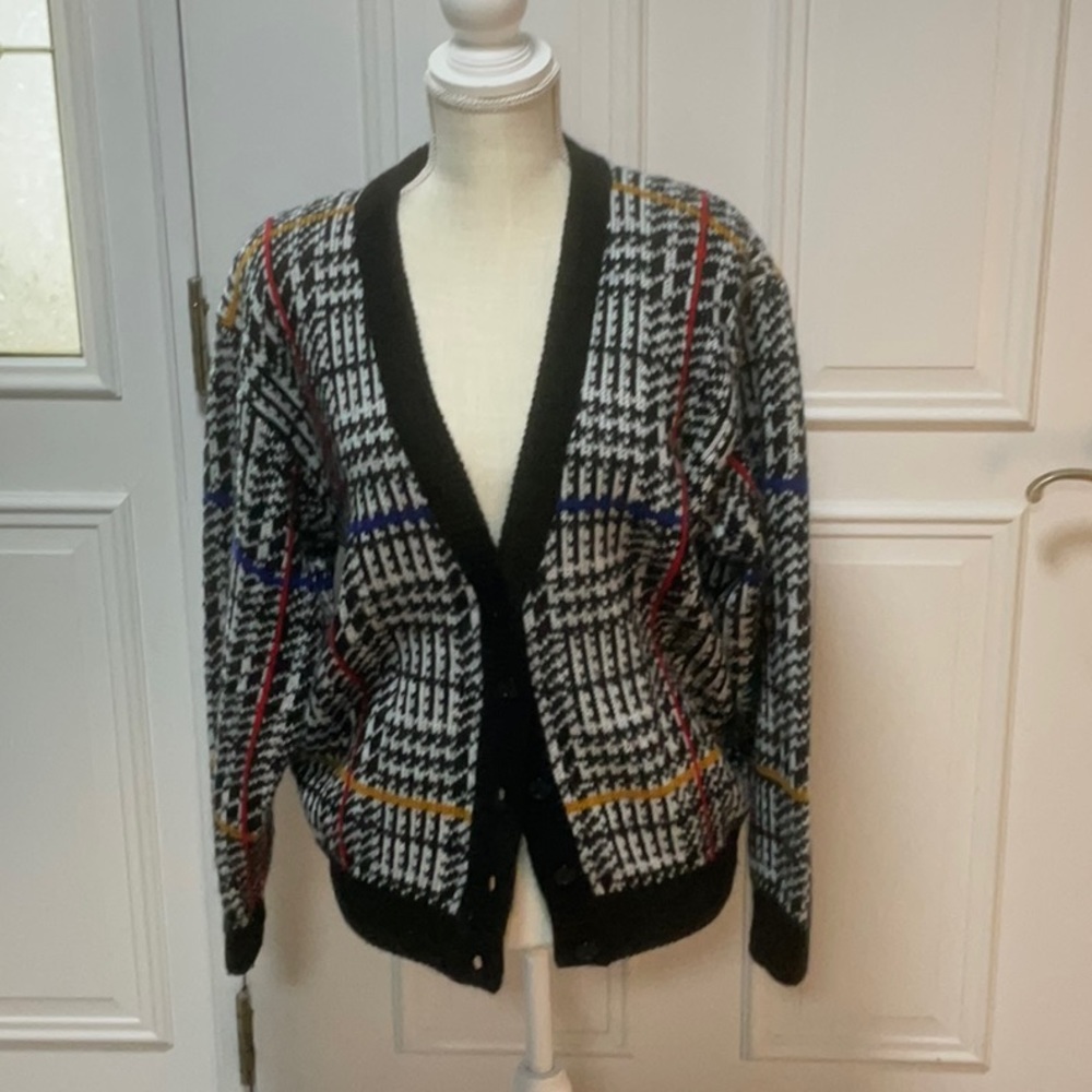 Alfred Dunner Vintage button down cardigan. Size Med. Houndstooth pattern.
